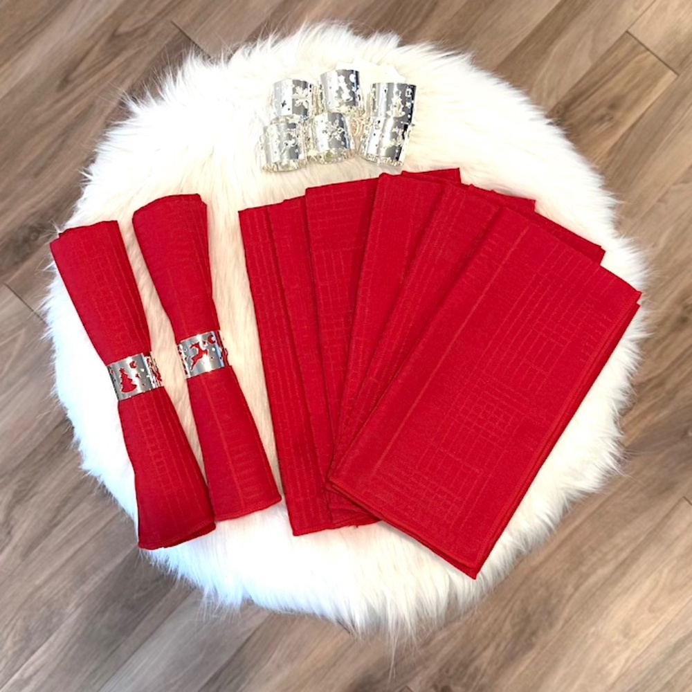 17 Piece Linen Set (Retail $103) - 1 Tablecloth, 8 Napkins, &  8 Rings